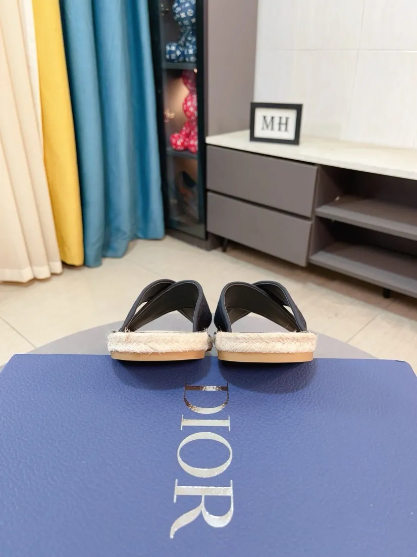 Men's men's shoes💰320🌸🌸High-end version. DIOR💁Men's slippers, high-end and upscale [strong][strong], compare quality at counters. The upper is hand-drawn, a combination of native hemp and raw rubber sole [strong][strong], breathable and non-slip outsole [rose][rose], breathable and comfortable lambskin lining, density 100% comfortable [gift][gift], original wear-resistant code number 38-44. Can be customized 45-46-47